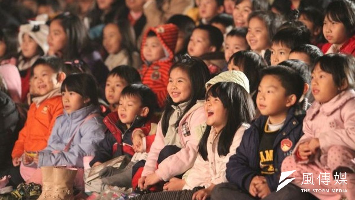 幸福就是孩子的笑容,帶給孩子歡笑與愛的紙風車368將在今晚演出第100場。(紙風車提供) 幸福就是孩子的笑容,帶給孩子歡笑與愛的紙風車368將在今晚演出第100場。(紙風車提供)