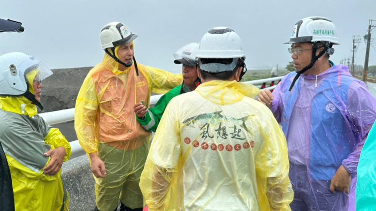 海洋局長張漢雄(左一)會同彌陀區漁會林子清總幹事及永安區漁會李秋錦總幹事至彌陀、永安養殖魚塭集中區域進行巡察。(圖/高市海洋局提供) 海洋局長張漢雄(左一)會同彌陀區漁會林子清總幹事及永安區漁會李秋錦總幹事至彌陀、永安養殖魚塭集中區域進行巡察。(圖/高市海洋局提供)