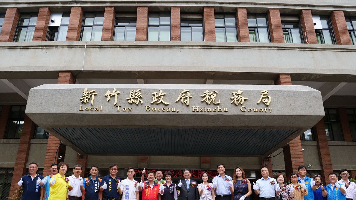 新竹縣政府稅捐稽徵局17日舉行更名揭牌儀式,正名為「新竹縣政府稅務局」。(圖/新竹縣政府提供) 新竹縣政府稅捐稽徵局17日舉行更名揭牌儀式,正名為「新竹縣政府稅務局」。(圖/新竹縣政府提供)