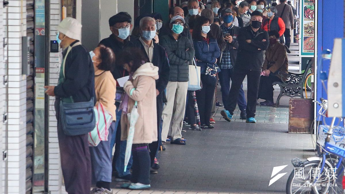 口罩14天9片上路,但藥局外民眾仍大排長龍。(顏麟宇攝) 口罩14天9片上路,但藥局外民眾仍大排長龍。(顏麟宇攝)