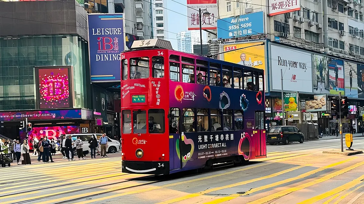 香港知名的叮叮車上頭可見「2025台灣燈會」的廣告。(圖/桃園市政府觀旅局提供) 香港知名的叮叮車上頭可見「2025台灣燈會」的廣告。(圖/桃園市政府觀旅局提供)