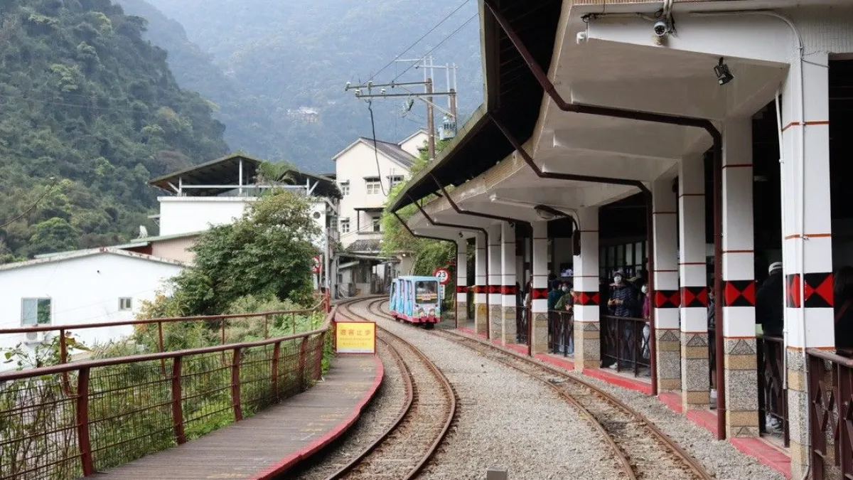 烏來除有老街和瀑布,也可乘坐台車、或聽聽在地族人參與50、60年代那段烏來歌舞最興盛時光的共同回憶,都很享受與愜意。(圖/新北市原民局提供)