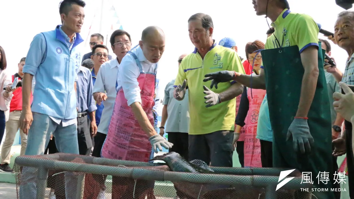 市長韓國瑜(前左二)訪視由蘇國禎班長帶領的永安區石斑魚產銷班第八班,與產銷班員互動交流,深入瞭解產業經營現況。(圖/徐炳文攝)