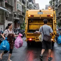每天傍晚,垃圾車音樂響起,居民拎著垃圾袋下樓,把垃圾丟進車斗,看著垃圾車開走,這袋垃圾似乎也就從生活裡消失了。(示意圖/AI生成) 每天傍晚,垃圾車音樂響起,居民拎著垃圾袋下樓,把垃圾丟進車斗,看著垃圾車開走,這袋垃圾似乎也就從生活裡消失了。(示意圖/AI生成)