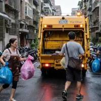 傍晚走在台灣街頭,只要遠處傳來〈給愛麗絲〉或〈少女的祈禱〉,很多人根本不必看見車子,就知道「垃圾車快到了」。(示意圖/AI生成) 傍晚走在台灣街頭,只要遠處傳來〈給愛麗絲〉或〈少女的祈禱〉,很多人根本不必看見車子,就知道「垃圾車快到了」。(示意圖/AI生成)
