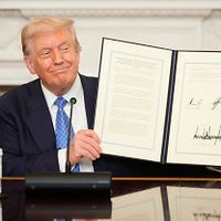 日本のメディア人・西村博之氏がトランプ米大統領の交渉手法を解説。写真は8月8日、ホワイトハウスでアルメニアとアゼルバイジャンの和平合意を示すトランプ氏。(AP通信) 日本のメディア人・西村博之氏がトランプ米大統領の交渉手法を解説。写真は8月8日、ホワイトハウスでアルメニアとアゼルバイジャンの和平合意を示すトランプ氏。(AP通信)