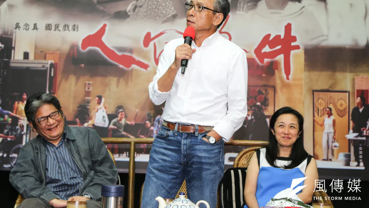 紙風車文教基金會執行長李永豐(左)在媒體投書批兩廳院,吳念真(中)澄清絕無抵制兩廳院。(陳明仁攝)