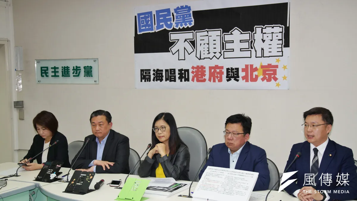 民進黨立法院黨團21日召開「國民黨又被北京牽著鼻子走」記者會,立委周春米(左起)王定宇、管碧玲、李俊俋、趙天麟出席。(盧逸峰攝)