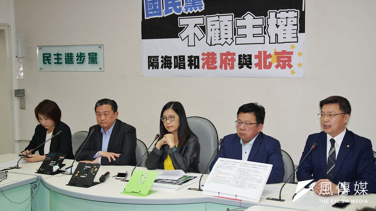 民進黨立法院黨團21日召開「國民黨又被北京牽著鼻子走」記者會,立委周春米(左起)王定宇、管碧玲、李俊俋、趙天麟出席。(盧逸峰攝) 民進黨立法院黨團21日召開「國民黨又被北京牽著鼻子走」記者會,立委周春米(左起)王定宇、管碧玲、李俊俋、趙天麟出席。(盧逸峰攝)