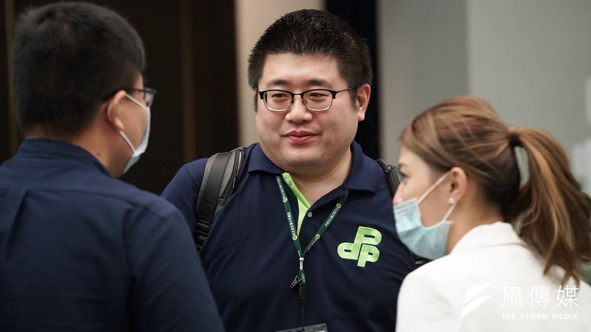 美豬引發民進黨內立委緊張,林鶴明(中)將協助空戰。(盧逸峰攝) 美豬引發民進黨內立委緊張,林鶴明(中)將協助空戰。(盧逸峰攝)