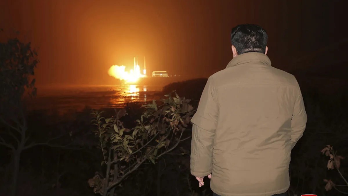 2023年11月21日,北韓領導人金正恩觀看火箭發射,準備將軍事偵察衛星萬里鏡1號送入軌道。(美聯社)