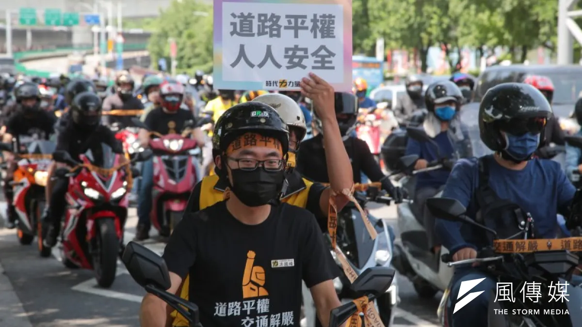 現行機車2段式左轉確實有產生不安全的情形,但學者認為這主要是道路設計不當。(資料照/顏麟宇攝)