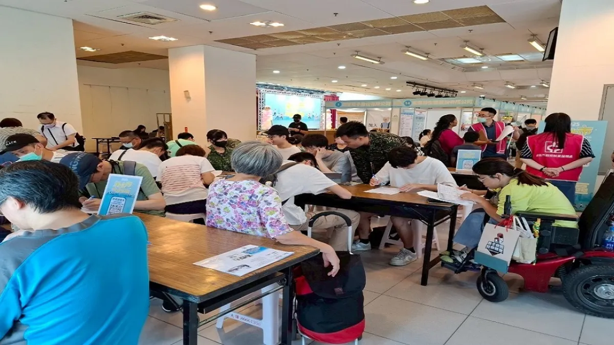 資料填寫區座無虛席。(圖/新北市勞工局提供)