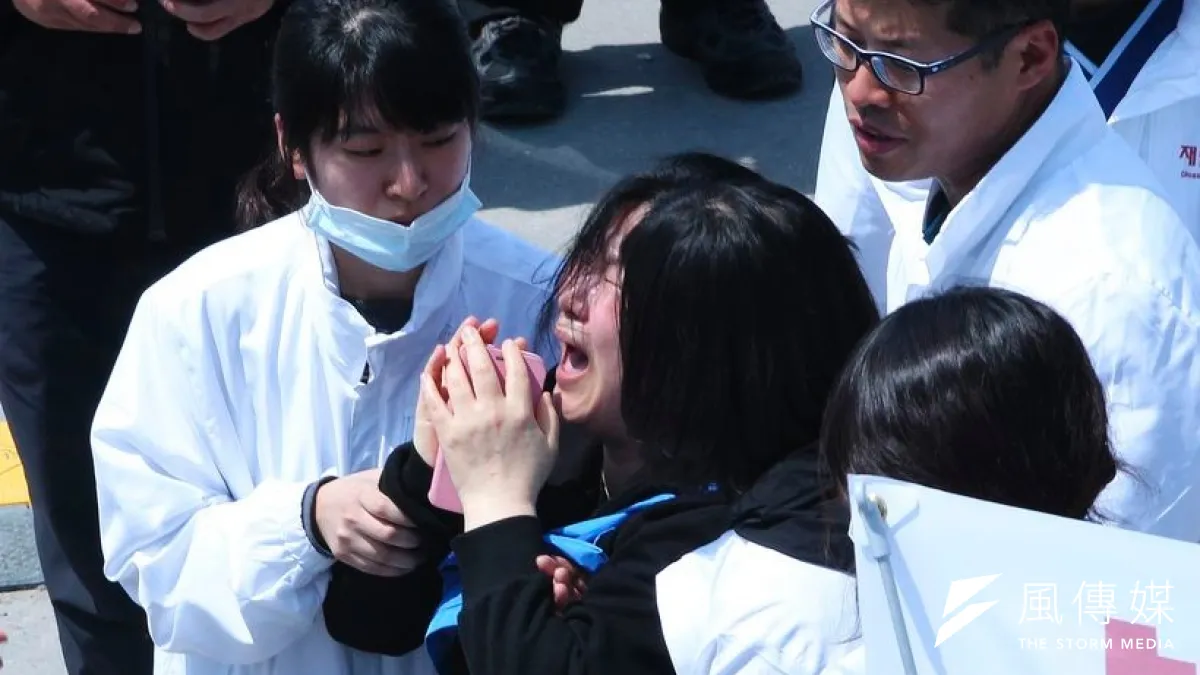 歲月號海難,一名學生的母親在確知女兒死訊之後,痛哭失聲。(美聯社)