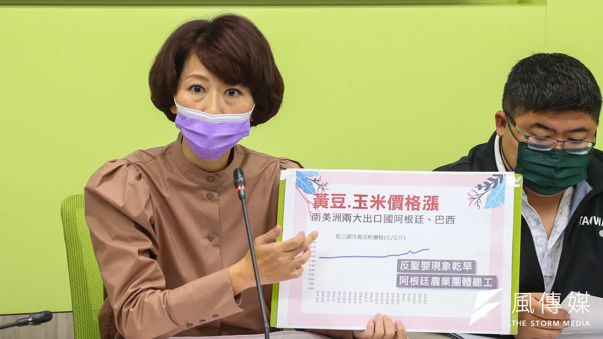 民進黨立委陳亭妃26日召開「疫情因素飼料原料漲,穩定豬價應超前部署」記者會。(顏麟宇攝)