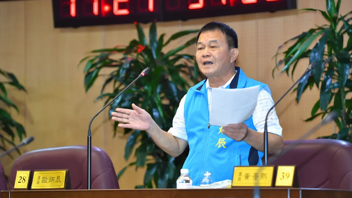 觀音區舊公所改建後一樓將設置為日照中心,市議員歐炳辰認為應以原先規劃好的設置作為老人會活動中心為主。(圖/桃園市議會提供)