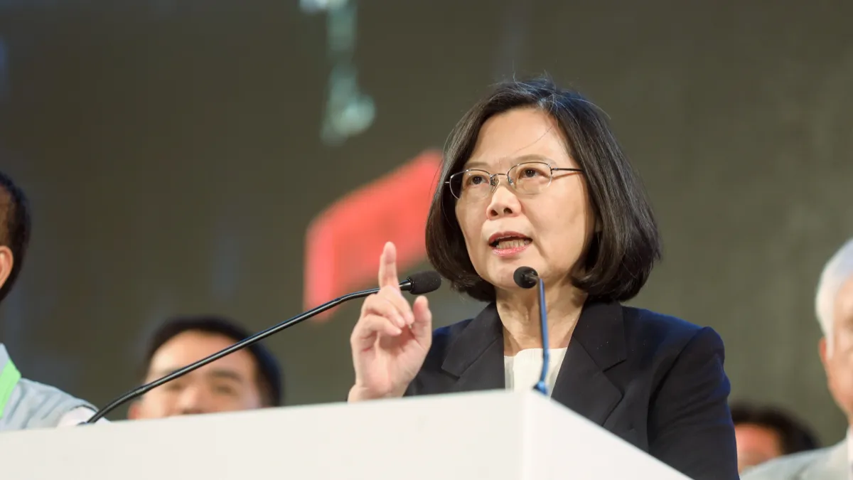 總統蔡英文為彰化縣長魏明谷站台時呼籲,周六一定要出來投票,「向假消息、向外面想要操控台灣選舉的力量說不。」(民進黨中央提供)
