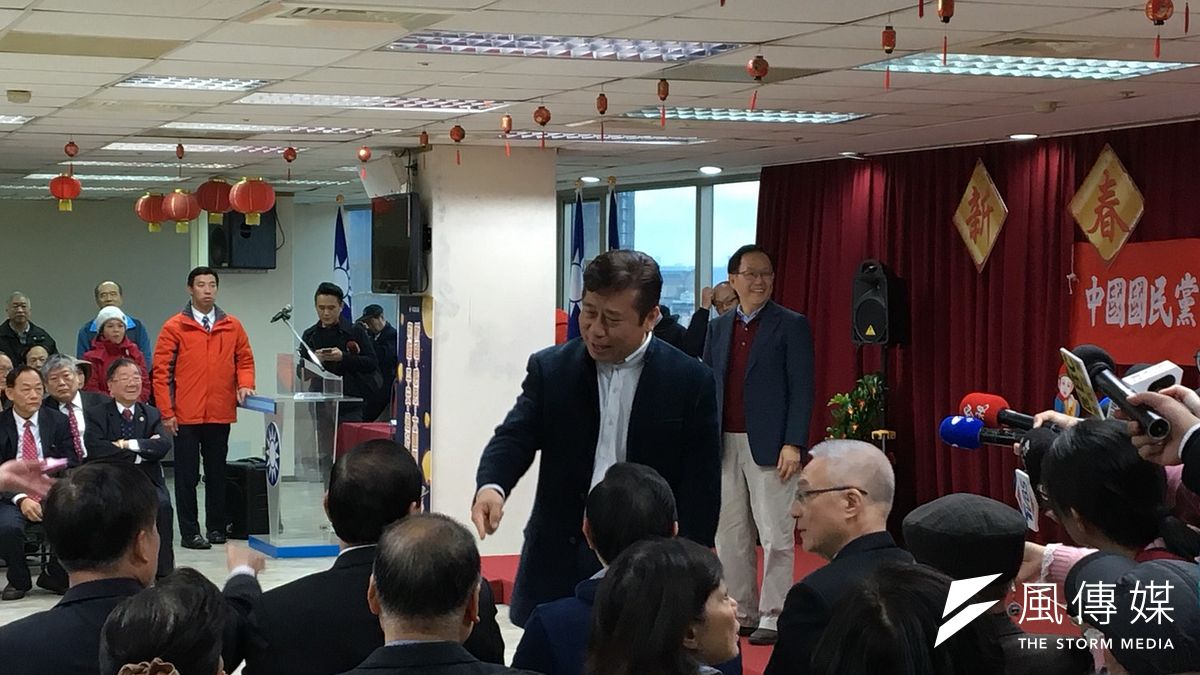 前陸委會副主委張顯耀參加國民黨22日新春團拜,並主動前往前統總馬英九的座位握手。(羅暐智攝) 前陸委會副主委張顯耀參加國民黨22日新春團拜,並主動前往前統總馬英九的座位握手。(羅暐智攝)