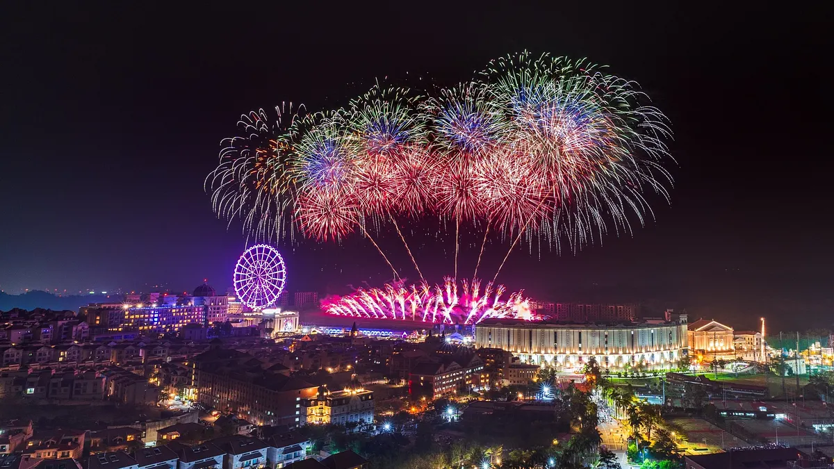 高雄最浪漫的跨年煙火盛事「2026紫耀義大 義享奔騰」跨年煙火秀,將於2026年1月1日凌晨0點施放999秒煙火。(圖/義大世界提供) 高雄最浪漫的跨年煙火盛事「2026紫耀義大 義享奔騰」跨年煙火秀,將於2026年1月1日凌晨0點施放999秒煙火。(圖/義大世界提供)