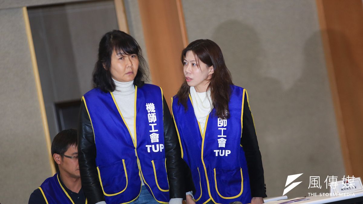 華航機師罷工持續7天,正式宣告落幕,勞資雙方將簽團體協約,3年內機師不再罷工。圖為桃園市機師工會理事長李信燕(右)、華航機師工會常務理事陳蓓蓓(左)今出席勞資協商。(簡必丞攝) 華航機師罷工持續7天,正式宣告落幕,勞資雙方將簽團體協約,3年內機師不再罷工。圖為桃園市機師工會理事長李信燕(右)、華航機師工會常務理事陳蓓蓓(左)今出席勞資協商。(簡必丞攝)