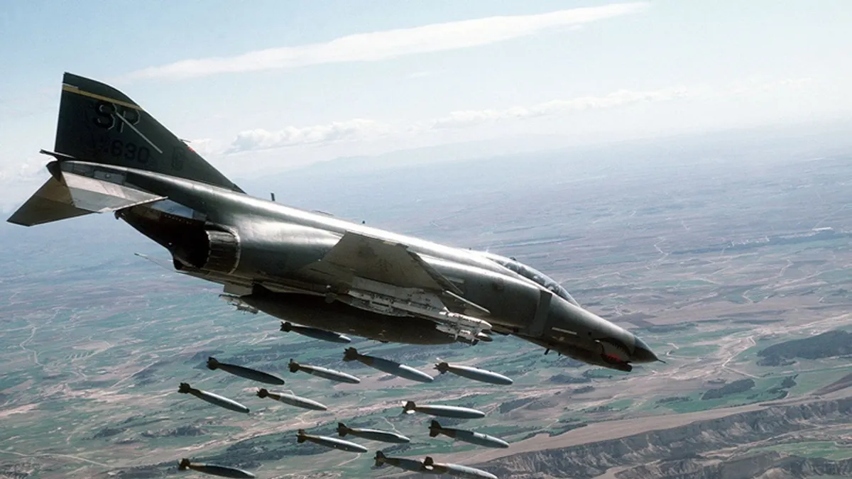 美軍以燃燒彈大規模空襲東京,多達11萬人被活活燒死,堪稱人類史上最血腥的空襲行動。(示意圖/取自維基百科)