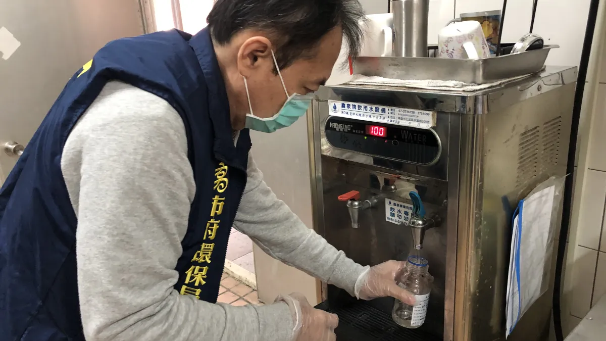 環保局稽查及抽驗水質。(圖/高市環保局提供)