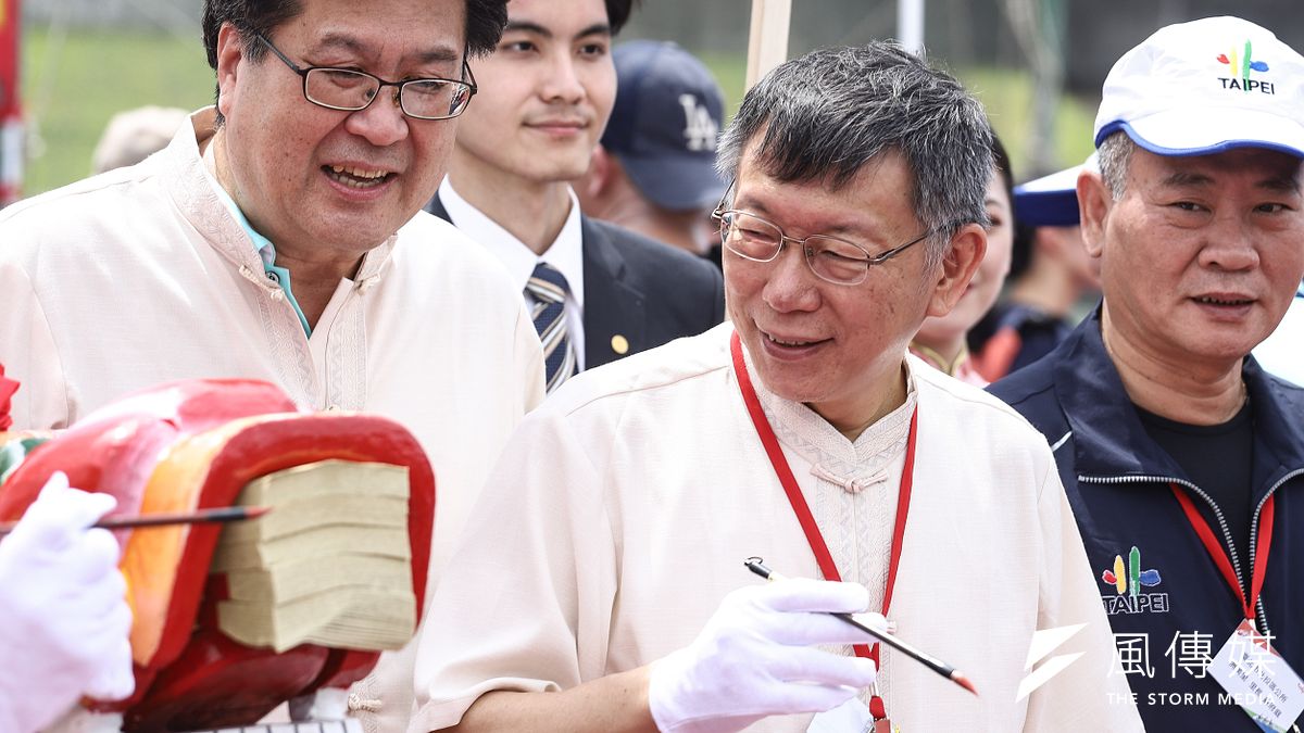 台北市長柯文哲(中)出席水岸台北2020端午嘉年華龍舟點睛暨祭江大典。(陳品佑攝) 台北市長柯文哲(中)出席水岸台北2020端午嘉年華龍舟點睛暨祭江大典。(陳品佑攝)