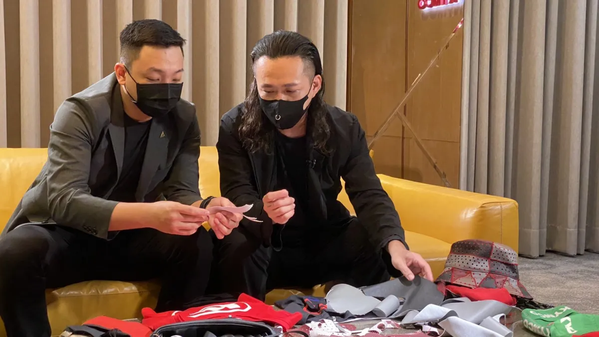 JUST IN XX周裕穎設計師(右)向青年局局長張以理(左)說明光陽下腳料的設計應用。(圖/高市青年局提供)