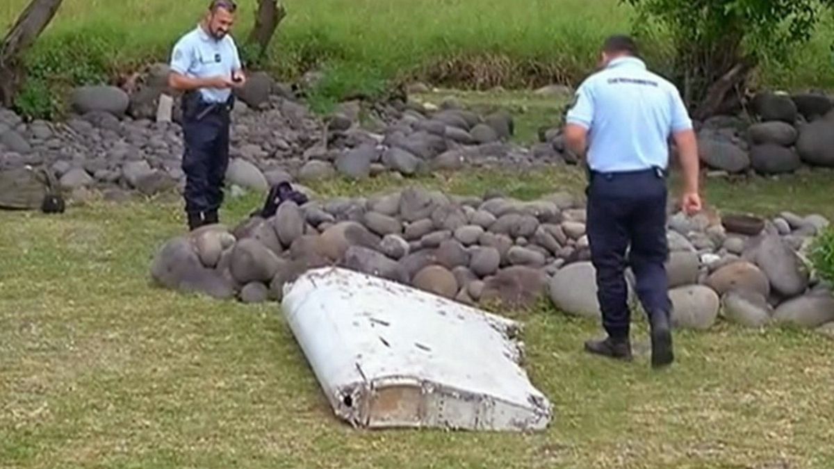 現場鑑識人員29日檢視殘骸。(美聯社) 現場鑑識人員29日檢視殘骸。(美聯社)