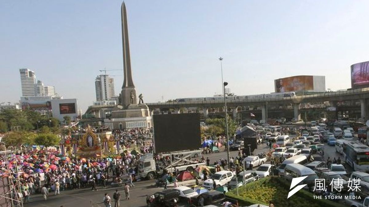 泰國反政府群眾13日湧上首都曼谷街頭,勝利紀念碑前交通陷入癱瘓。(美聯社) 泰國反政府群眾13日湧上首都曼谷街頭,勝利紀念碑前交通陷入癱瘓。(美聯社)