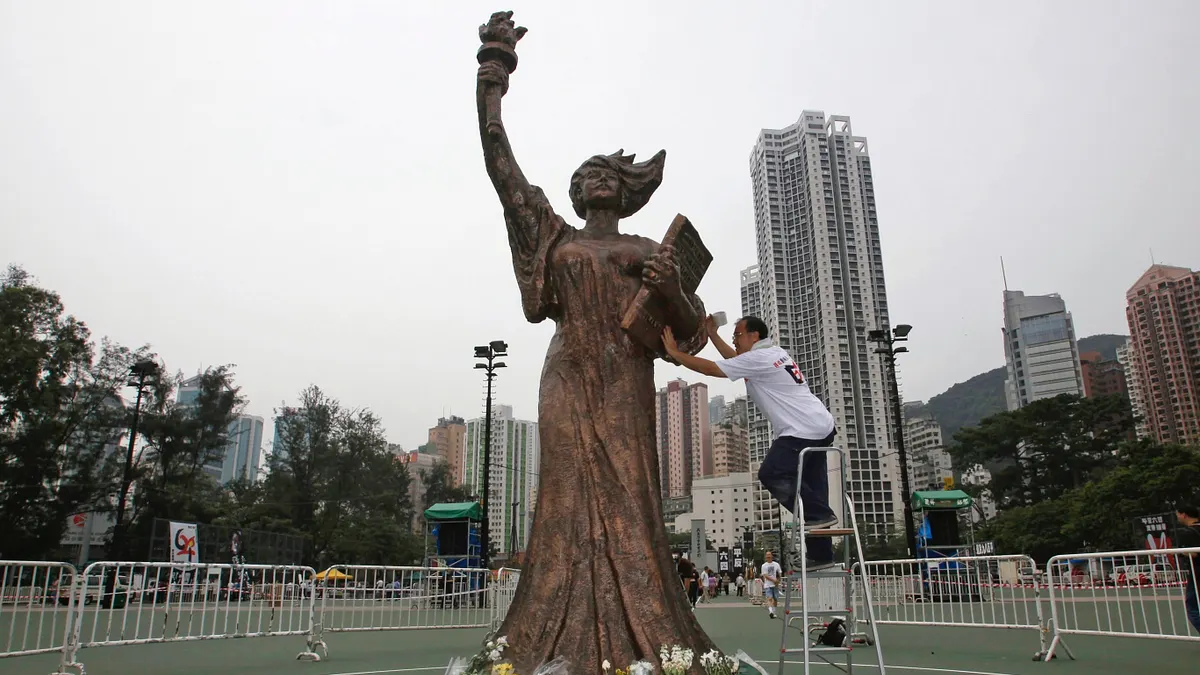 香港如今處境,自由女神應該也要哭泣。(AP)