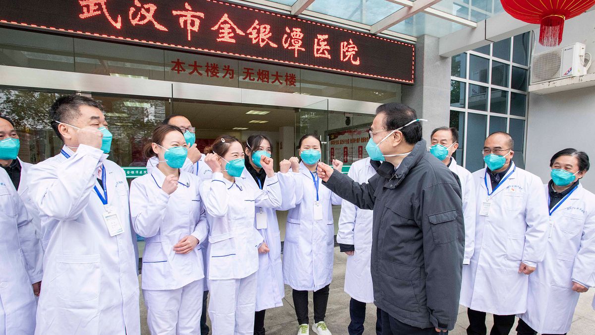 武漢肺炎。1月27日,中國國務院總理李克強在武漢向金銀潭醫院醫護人員講話。(Li Tao/Xinhua via AP) 武漢肺炎。1月27日,中國國務院總理李克強在武漢向金銀潭醫院醫護人員講話。(Li Tao/Xinhua via AP)