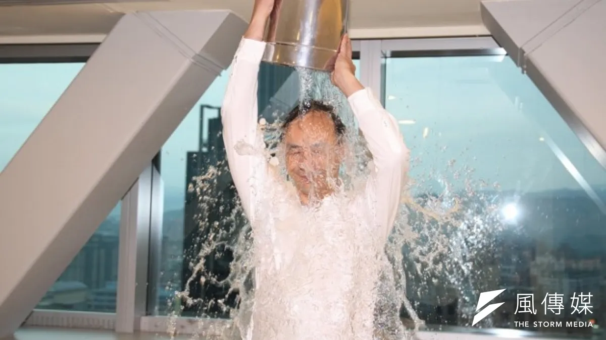 冰桶挑戰(Ice Bucket Challenge)之前也在台灣形成風潮,美國的探索慈善平台則在網站上檢討此一現象。(圖為新北市長朱立倫響應「冰桶潑水挑戰」公益活動。取自朱立倫臉書)