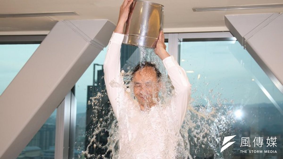 冰桶挑戰(Ice Bucket Challenge)之前也在台灣形成風潮,美國的探索慈善平台則在網站上檢討此一現象。(圖為新北市長朱立倫響應「冰桶潑水挑戰」公益活動。取自朱立倫臉書) 冰桶挑戰(Ice Bucket Challenge)之前也在台灣形成風潮,美國的探索慈善平台則在網站上檢討此一現象。(圖為新北市長朱立倫響應「冰桶潑水挑戰」公益活動。取自朱立倫臉書)