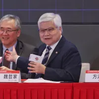 台積電(TSMC)の魏哲家董事長兼総裁(右)と、米玉傑執行副総裁兼共同最高執行責任者(COO、左)は4日、同社の株主総会に出席した。(資料写真/顏麟宇撮影) 台積電(TSMC)の魏哲家董事長兼総裁(右)と、米玉傑執行副総裁兼共同最高執行責任者(COO、左)は4日、同社の株主総会に出席した。(資料写真/顏麟宇撮影)