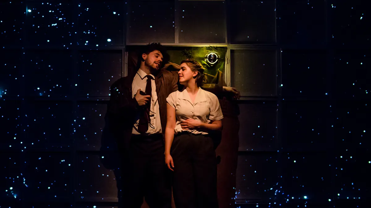 春藝愛情故事 英國空動劇團《戰火情人》魅力演出 春藝愛情故事 英國空動劇團《戰火情人》魅力演出