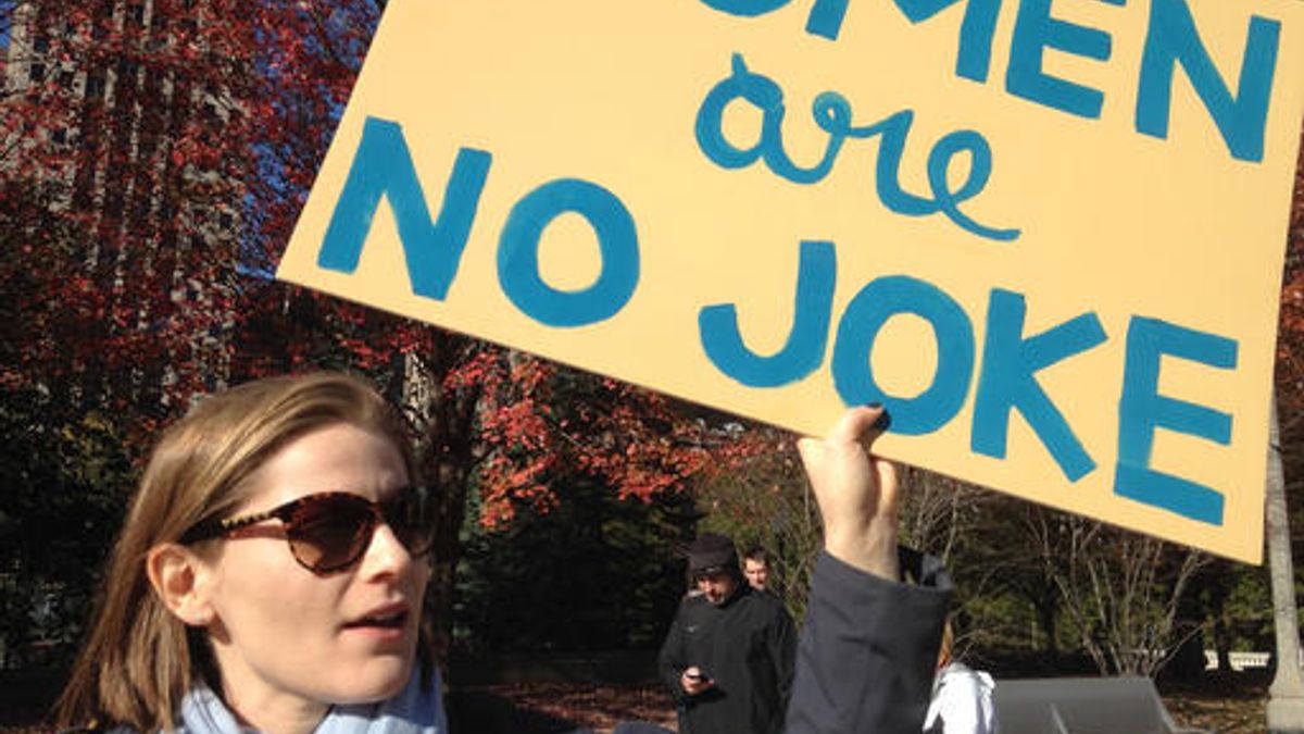 抗議人士高舉「女人不是笑話」標語,希望川普正視女權。(美聯社) 抗議人士高舉「女人不是笑話」標語,希望川普正視女權。(美聯社)