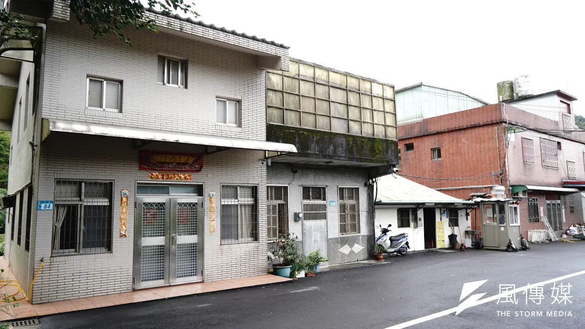 賴清德老家(左)已成為民眾打卡聖地。(資料照,張曜麟攝)