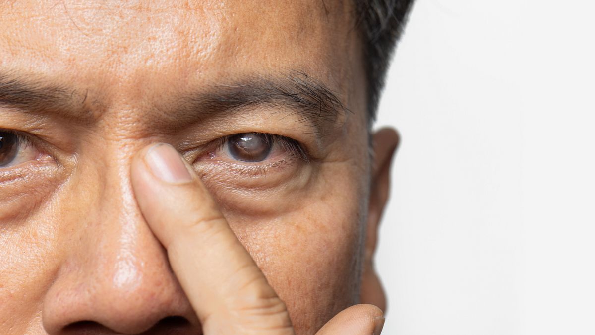 白內障不再是老年人的專利,隨著民眾過度使用3C產品、人手一機的浪潮下,白內障有逐漸年輕化的趨勢,尤其好發於糖尿病患、長期使用類固醇的風濕免疫科病人、以及近視超過六百度的高度近視族群,都容易導致白內障提早發生。 白內障不再是老年人的專利,隨著民眾過度使用3C產品、人手一機的浪潮下,白內障有逐漸年輕化的趨勢,尤其好發於糖尿病患、長期使用類固醇的風濕免疫科病人、以及近視超過六百度的高度近視族群,都容易導致白內障提早發生。