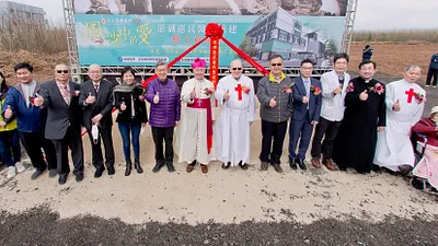 眾貴賓攜手參與重建計畫,由左至右分別為天主教靈醫會劉玉慶神父、捐款人代表顏清福先生、總統府國策顧問保安宮董事長廖武治、澎湖縣議會劉陳昭玲議長、前副總統陳建仁院士。(圖/惠民醫院提供)