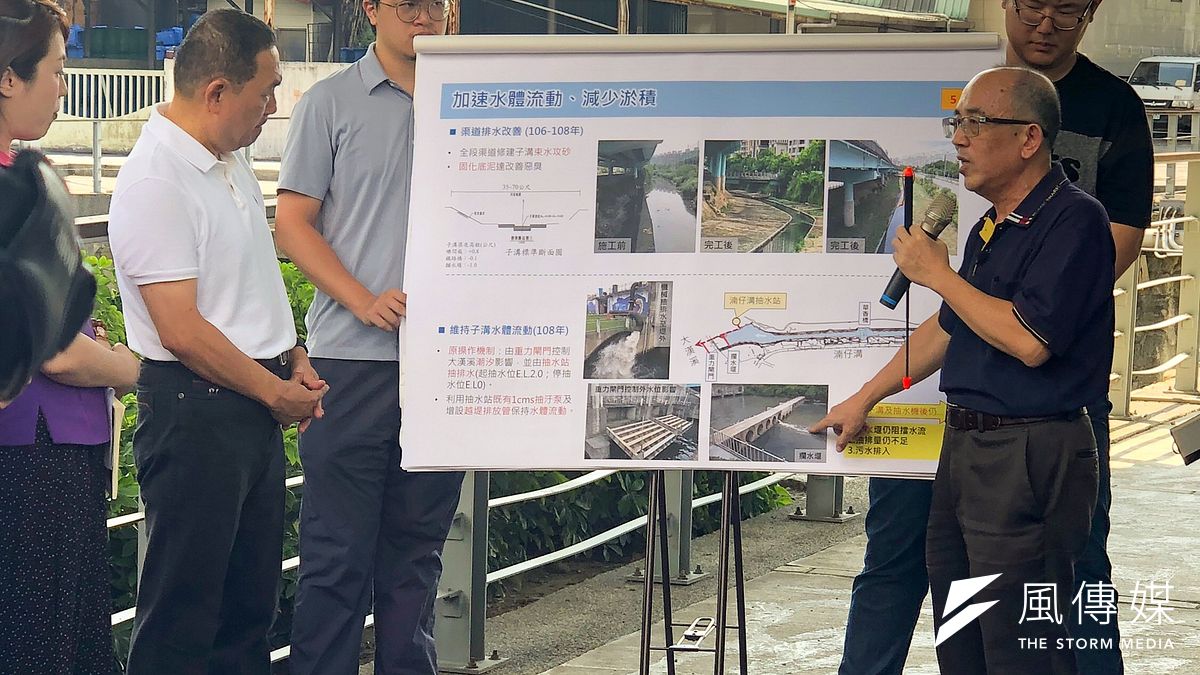 水利局長宋德仁對市長侯友宜及市議員簡報湳仔溝三階段整治計畫。(圖/新北市水利局提供) 水利局長宋德仁對市長侯友宜及市議員簡報湳仔溝三階段整治計畫。(圖/新北市水利局提供)