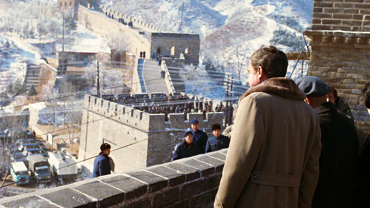 蔣介石車禍保密,尼克森半年後才知曉且致上慰問之意,但繼續他與中國建交的計畫。圖為1972年2月24日,首度訪問中國的美國總統尼克森登上長城(https://www.nixonlibrary.gov/)