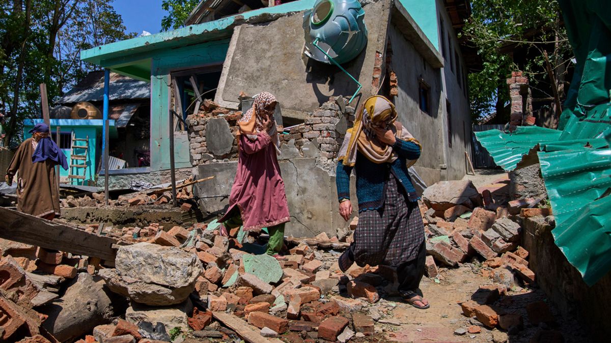 2025年4月25日。克什米爾婦人走過Asif Shiekh被炸燬的住宅,Asif Shiekh是一名武裝分子,官員稱,他參與了巴哈甘(Pahalgam)的恐怖襲擊事件。(AP) 2025年4月25日。克什米爾婦人走過Asif Shiekh被炸燬的住宅,Asif Shiekh是一名武裝分子,官員稱,他參與了巴哈甘(Pahalgam)的恐怖襲擊事件。(AP)