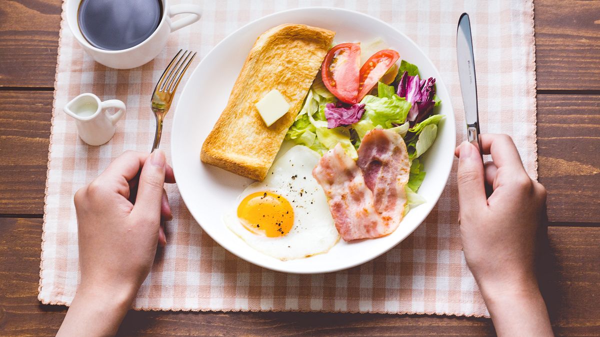 營養師提醒,不當的飲食習慣會導致尿酸值增高,是誘發痛風發作的關鍵因素之一。(圖/Pakutaso) 營養師提醒,不當的飲食習慣會導致尿酸值增高,是誘發痛風發作的關鍵因素之一。(圖/Pakutaso)