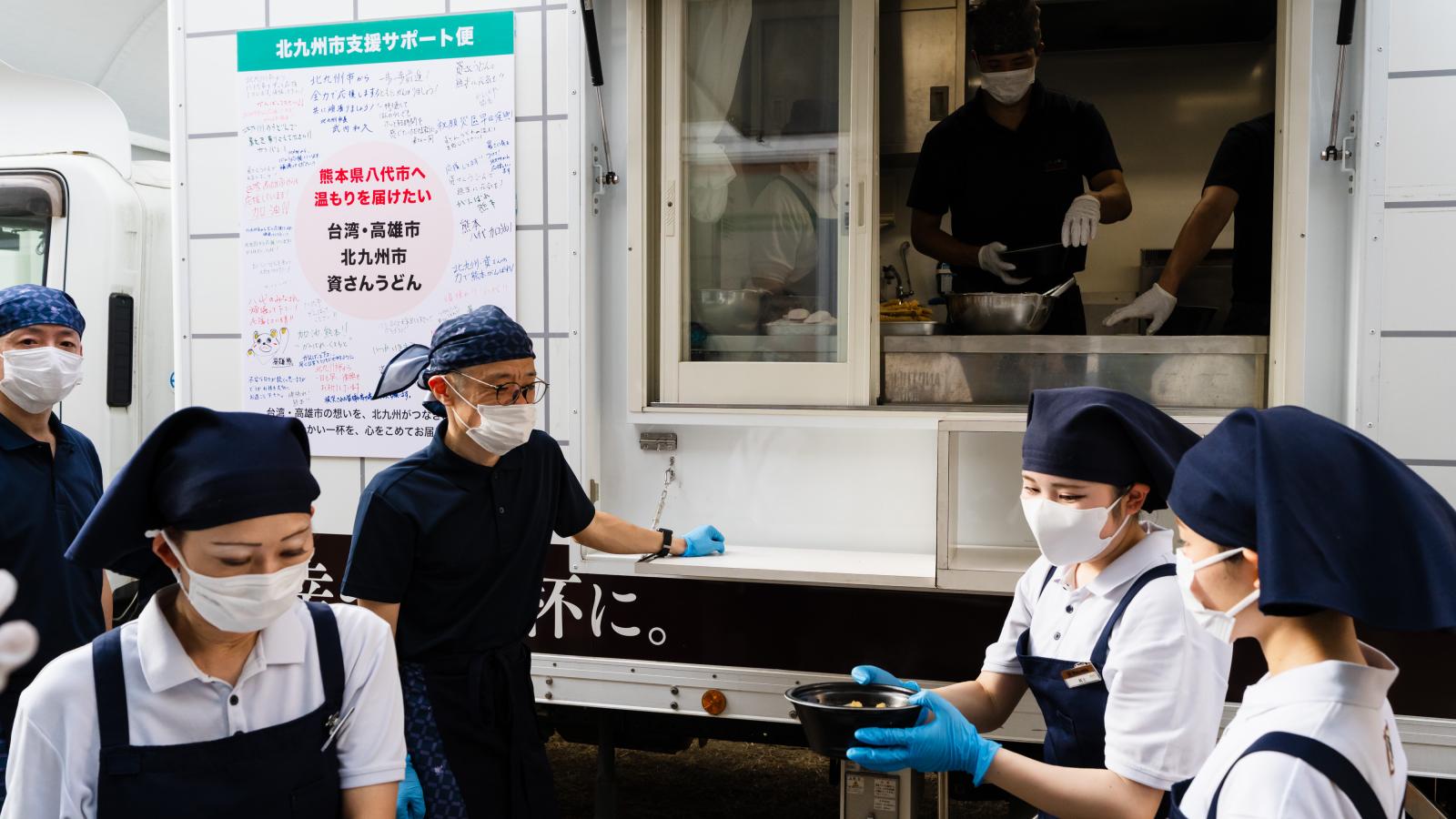 高雄、北九州援熊本再出發 烏龍麵餐車直赴災區送熱食
