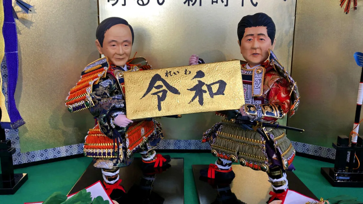 日本內閣官房長官菅義偉公布新年號「令和」,商家也推出安倍與菅義偉的新年號公仔。(美聯社)