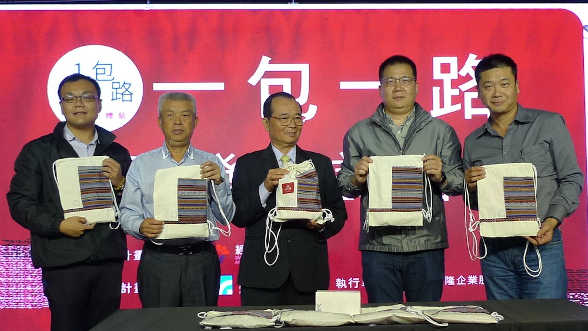 光隆企業董事林衍志(右一起)、副總曾俞翔、副總陳柏杉(左二)、業務經理曾俊喬(左一)與中華民國觀光產業理事長交流協會理事長蘇乾亮(中)出席一包一路啟動儀式。(圖/光隆提供) 光隆企業董事林衍志(右一起)、副總曾俞翔、副總陳柏杉(左二)、業務經理曾俊喬(左一)與中華民國觀光產業理事長交流協會理事長蘇乾亮(中)出席一包一路啟動儀式。(圖/光隆提供)