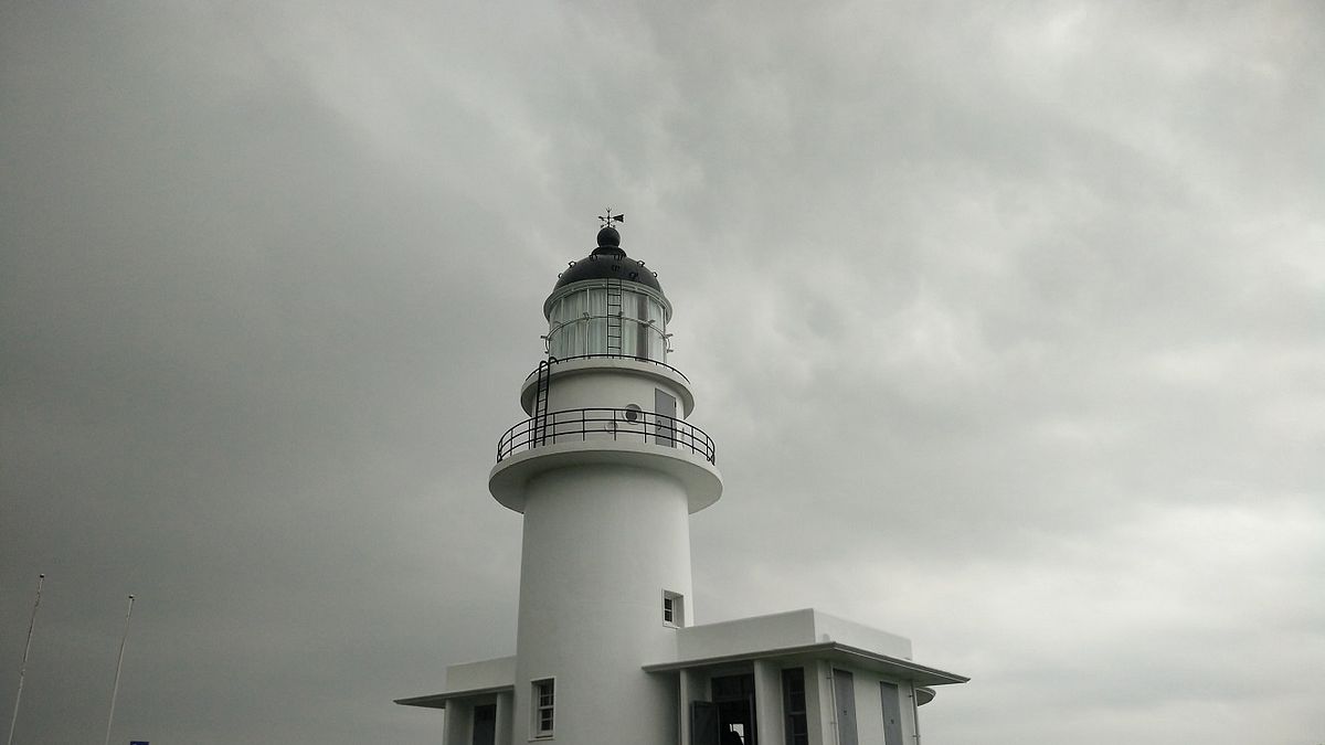 三貂角燈塔每天晚上以65萬燭光的強光,28秒一次地掃過台灣的東北角海域,24.5海里以內的船隻,都可以以它來定標的。(資料照,林瑞慶攝) 三貂角燈塔每天晚上以65萬燭光的強光,28秒一次地掃過台灣的東北角海域,24.5海里以內的船隻,都可以以它來定標的。(資料照,林瑞慶攝)