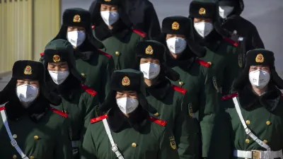 武漢肺炎疫情肆虐,守衛天安門廣場的武警們也戴起口罩。(美聯社)