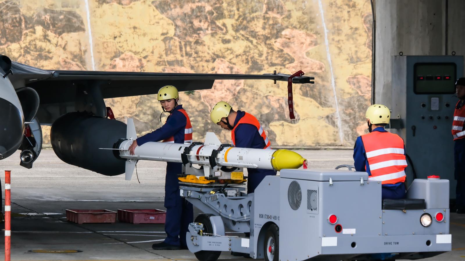 經國號看家武器「天劍」下凡!從戰機掛彈到陸海防空網 台灣天空守護者全解析